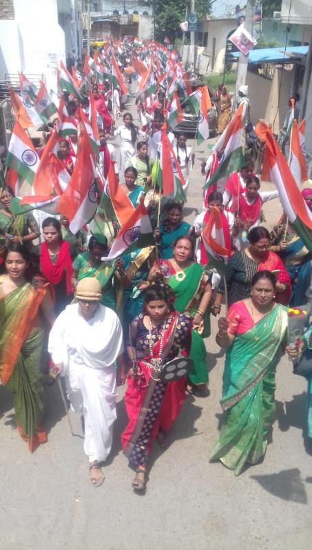 छात्राओं ने निकाला तिरंगा यात्रा