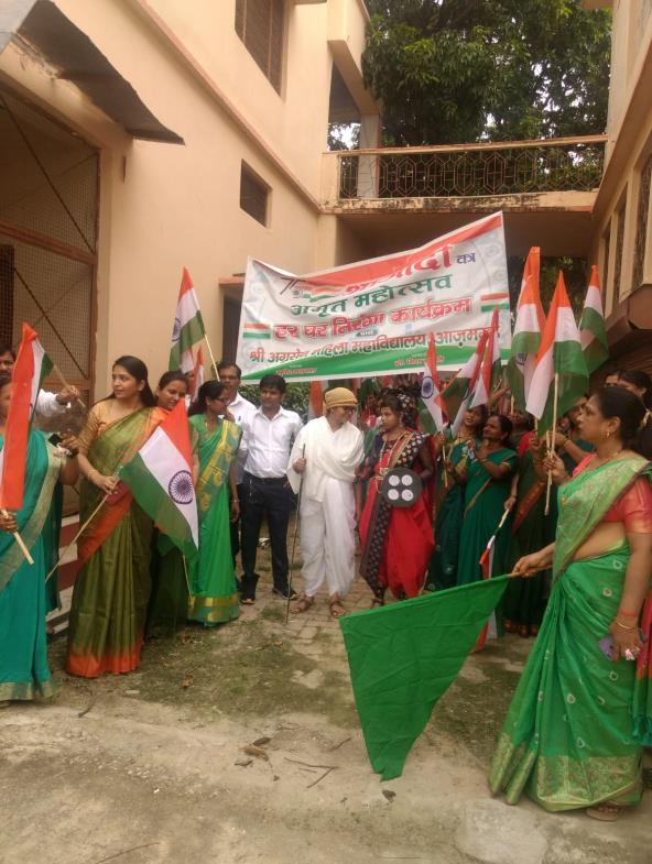 छात्राओं ने निकाला तिरंगा यात्रा