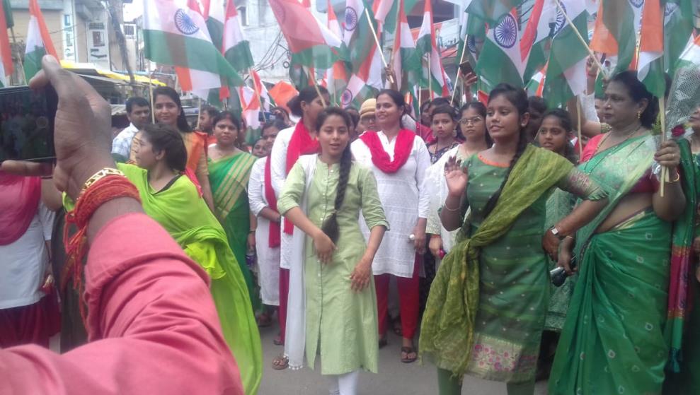 छात्राओं ने निकाला तिरंगा यात्रा