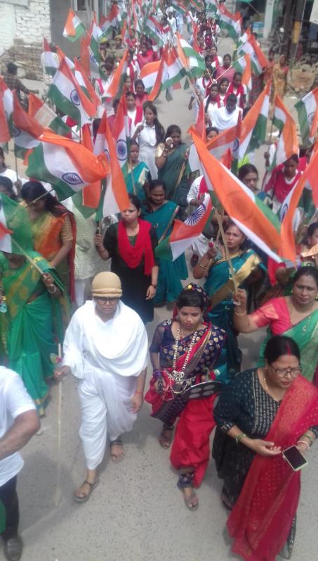 छात्राओं ने निकाला तिरंगा यात्रा
