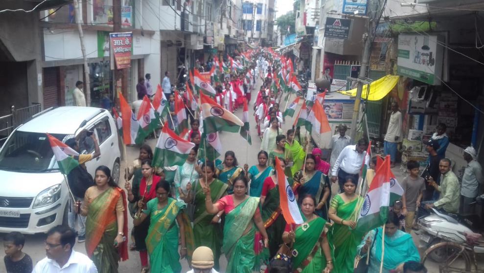 छात्राओं ने निकाला तिरंगा यात्रा