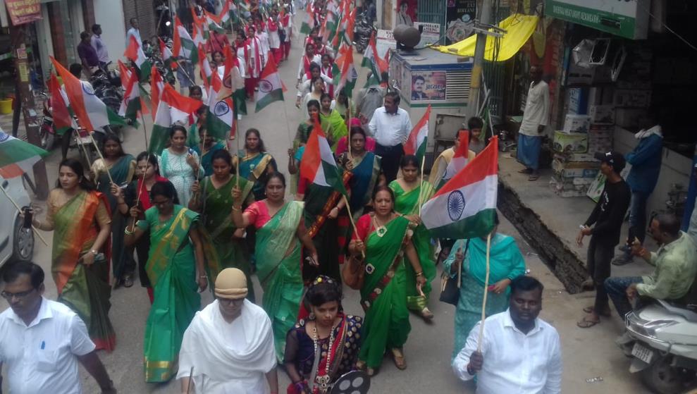छात्राओं ने निकाला तिरंगा यात्रा