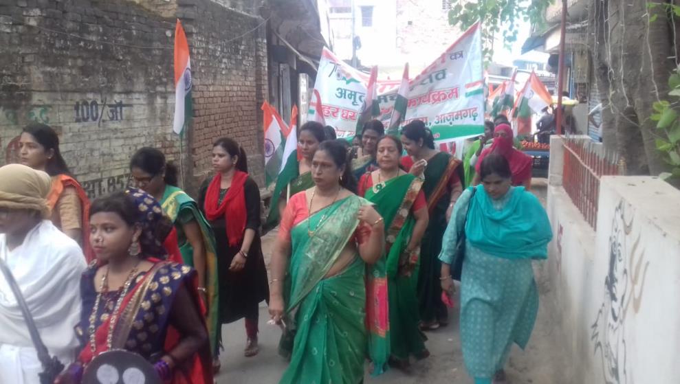 छात्राओं ने निकाला तिरंगा यात्रा
