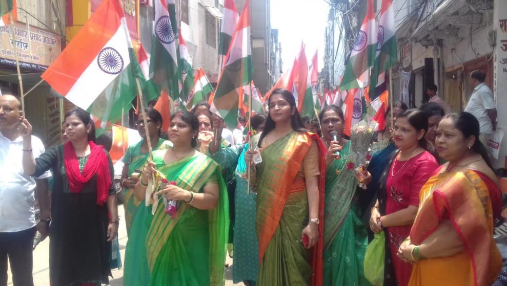 छात्राओं ने निकाला तिरंगा यात्रा
