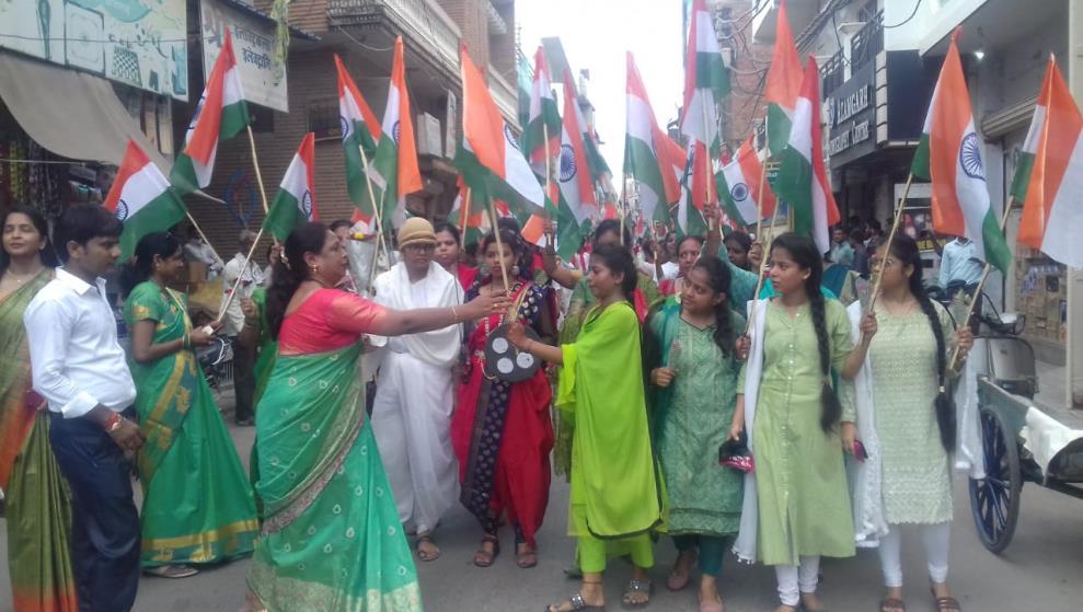 छात्राओं ने निकाला तिरंगा यात्रा