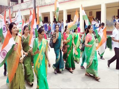 छात्राओं ने निकाला तिरंगा यात्रा
